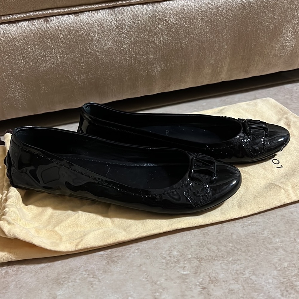 LV black patent flats - Picture 2 of 6